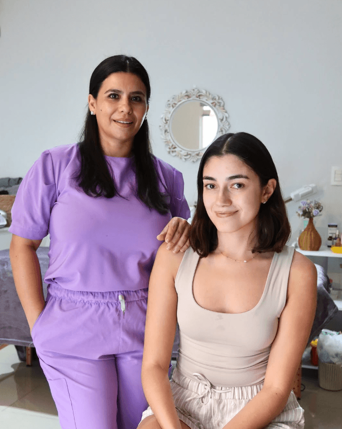 Martha Garza con una clienta
